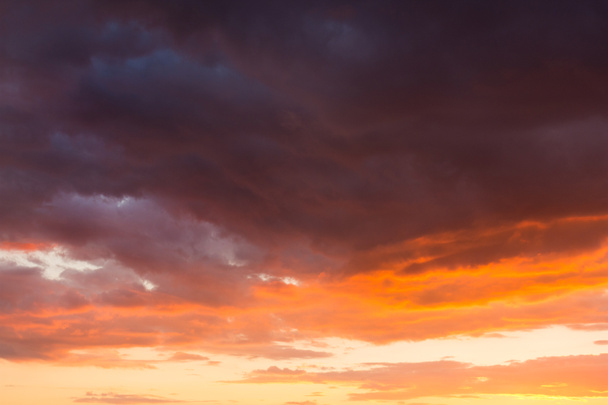 Parlak renklerde gün batımında fırtına bulutları - Fotoğraf, Görsel