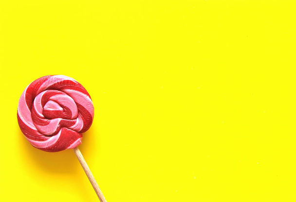 Вкусные конфеты на красочном фоне
. - Фото, изображение