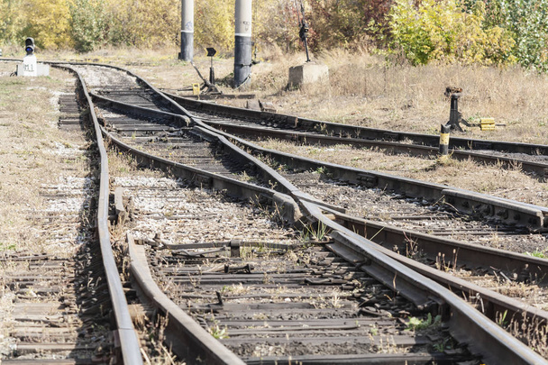 Rautatie, kiskot, vanhat hylätyt rautatiet kivimaalla
 - Valokuva, kuva