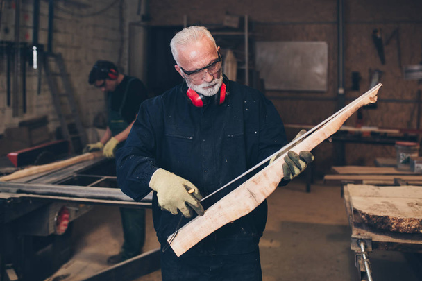 timmerman aan het werk op een houten plank - Foto, afbeelding
