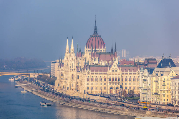 Budova maďarského parlamentu s dunajskou řekou při východu slunce v bu - Fotografie, Obrázek