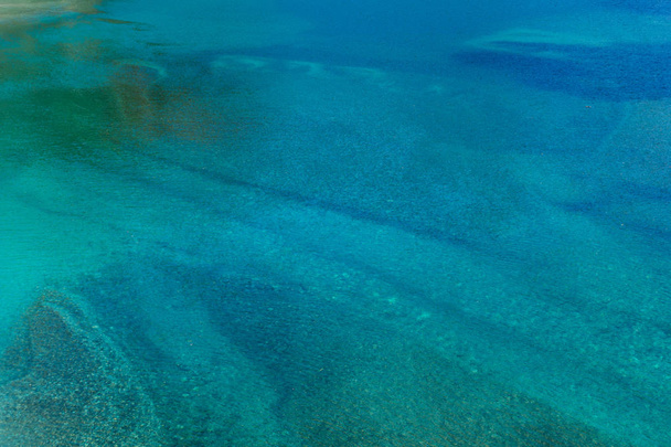 elvont kilátás egy tiszta és türkiz hegyi tóra - Fotó, kép