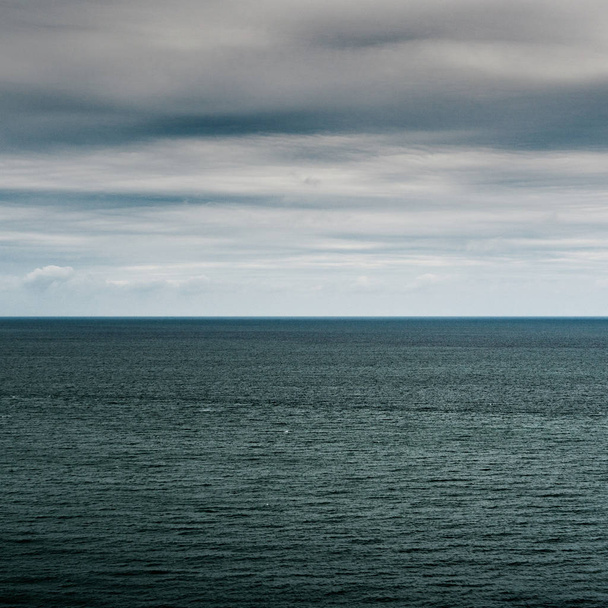 океан и небо с выразительными облаками
 - Фото, изображение