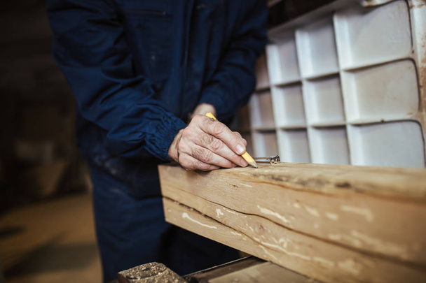 Carpintero trabajando en su carpintería o taller
.  - Foto, imagen