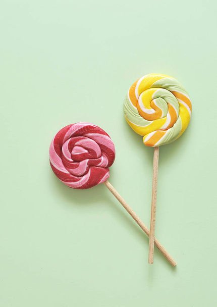 Coloridos dulces deliciosos en el fondo
. - Foto, Imagen