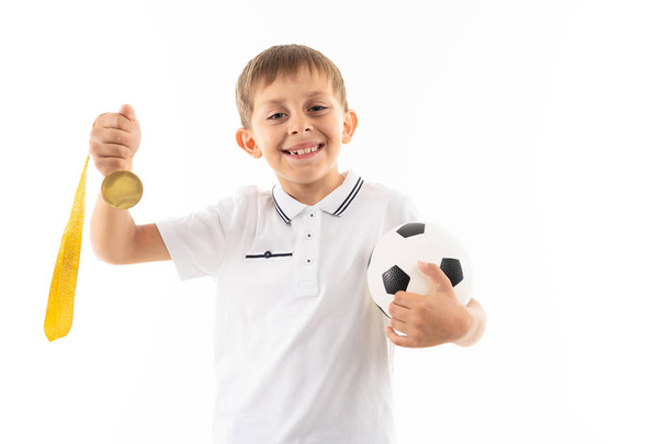malý chlapec hraje s míčem - Fotografie, Obrázek