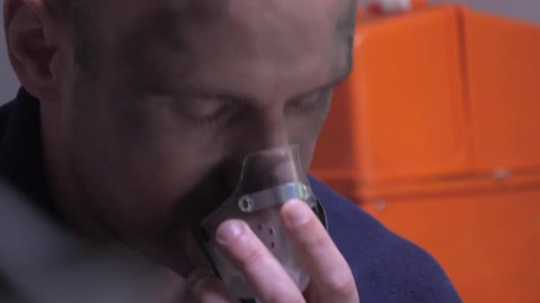 Muž v přikrývce přes kyslíkovou masku. - Záběry, video