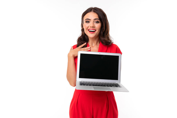 bella donna in rosso con computer portatile
  - Foto, immagini