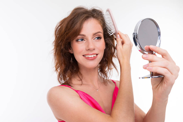 Bella donna spazzolando i capelli
  - Foto, immagini