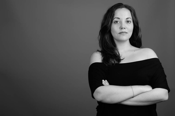 Portrait de jeune femme tourné en noir et blanc
 - Photo, image