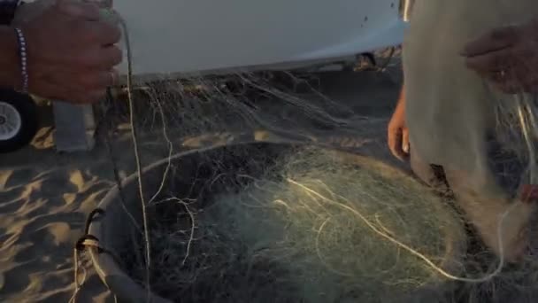 Vissers die de traditionele visnetten met de hand trekken en mengelen - Video