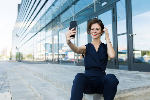 beautiful businesswoman with smartphone - Valokuva, kuva