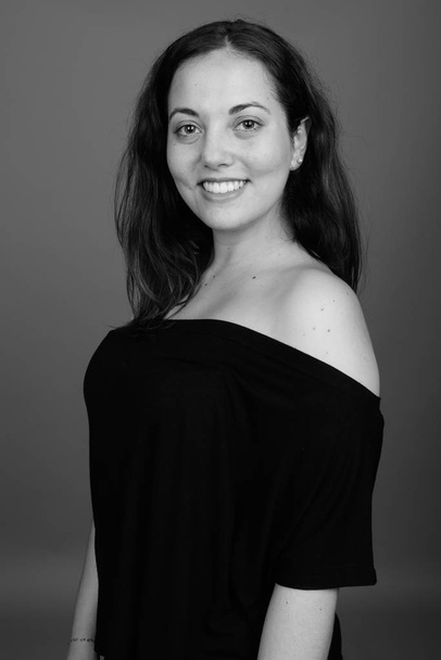 Portrait of young happy woman smiling shot in black and white - Foto, afbeelding