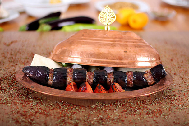 Geroosterd vlees en aubergine in koperen schaal - Foto, afbeelding