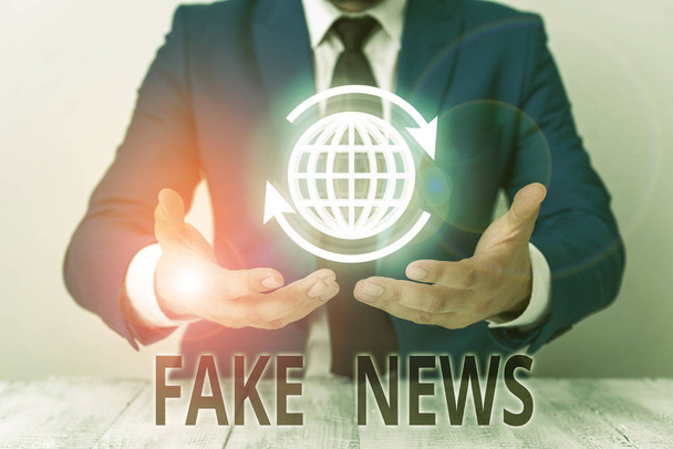 Textschild mit Fake News. konzeptionelles Foto, das Informationen gibt, die von den Medien nicht wahr sind. - Foto, Bild