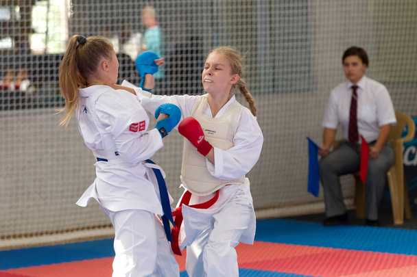 Odessa, Oekraïne-30 september 2019: karate kampioenschap onder kinderen van atleten. De beste Karate strijders demonstreren hun vermogen om obsceniteiten te bestrijden. Slag bij Young Karate cadetten - Foto, afbeelding