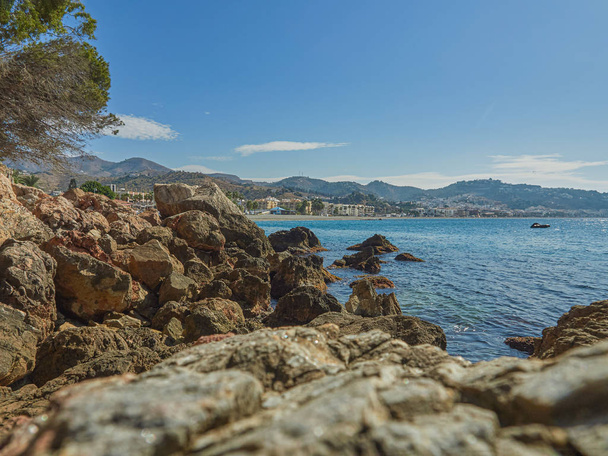 Kilátás a sziklák a tenger a falu La Herradura Granada Costa - Fotó, kép