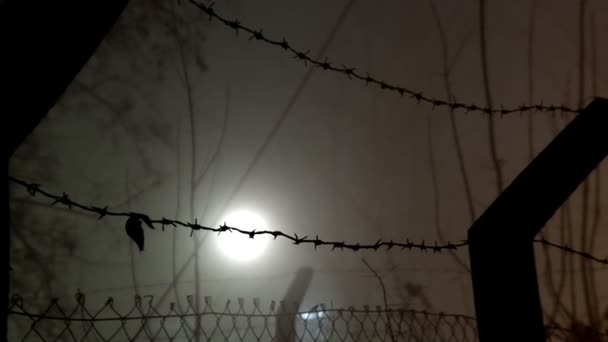 Korlátozás alá vont terület szögesdrót - Felvétel, videó