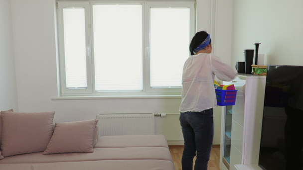 Žena v domácnosti v gumových rukavicích doma, domácí práce a úklid - Záběry, video