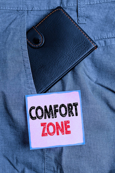 Pismo odręczne pisanie tekstu Comfort Zone. Pojęcie oznacza miejsce lub sytuację, w której czuje się bezpiecznie i bez stresu mały mały portfel wewnątrz Spodnie męskie kieszeń przednia w pobliżu papieru notacji. - Zdjęcie, obraz