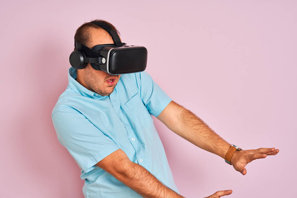 Joven hombre de tamaño grande jugando juego de realidad virtual con gafas
 - Foto, Imagen