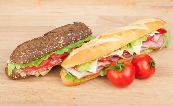 肉や野菜とトマトと新鮮なサンドイッチ - 写真・画像