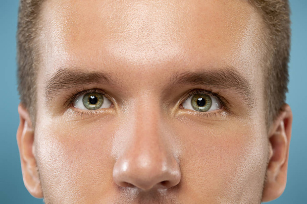 Caucasico giovane uomo close up ritratto su sfondo blu
 - Foto, immagini
