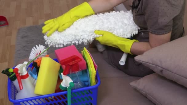 Lastik eldivenli ev kadını temizlik malzemelerini kontrol ediyor. - Video, Çekim