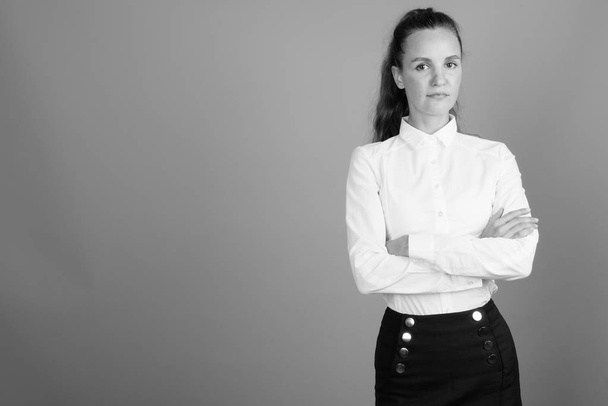 Ritratto di giovane bella donna d'affari girato in bianco e nero
 - Foto, immagini