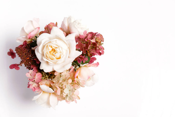 赤、バーガンディ色の花の秋の花束。バラ、アジサイ白い背景に花の組成物. - 写真・画像