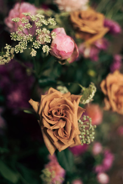 сушеная роза в букете с полевой травой. нежные сушеные цветы
 - Фото, изображение