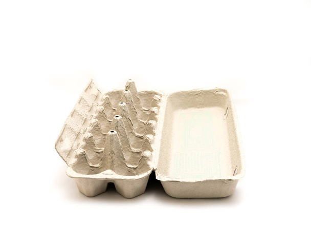Studio a tourné une douzaine de boîtes à œufs vides isolées sur blanc
 - Photo, image