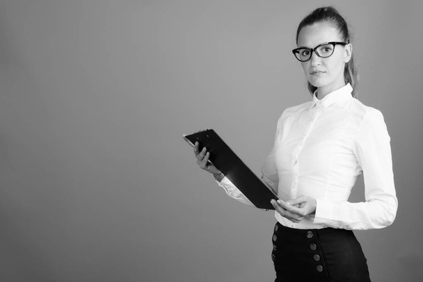 Portrait of young beautiful businesswoman shot in black and white - Φωτογραφία, εικόνα