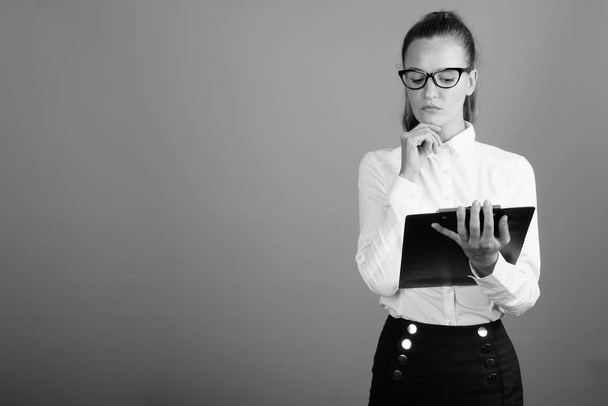 Portret van jonge mooie zakenvrouw geschoten in zwart-wit - Foto, afbeelding