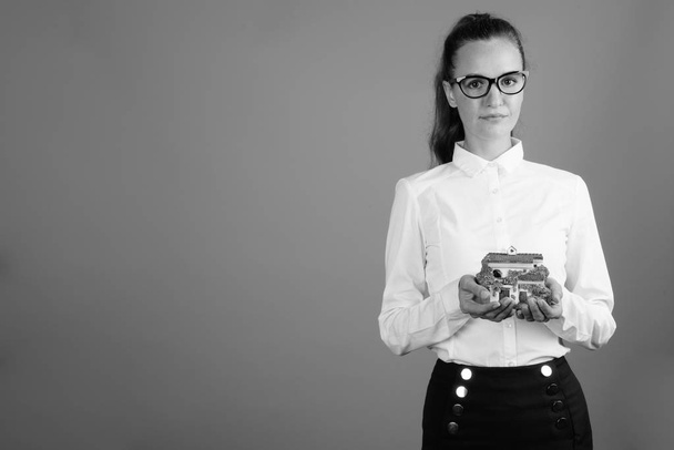 Портрет молодої красивої бізнес-леді знято в чорно-білому
 - Фото, зображення