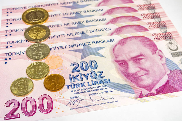 Nahaufnahme zweihundert türkische Lira mit türkischen Münzen. - Foto, Bild