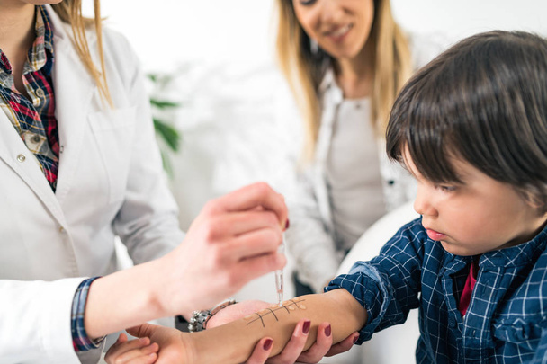 Teste imunológico Reação alérgica em um braço de meninos
  - Foto, Imagem