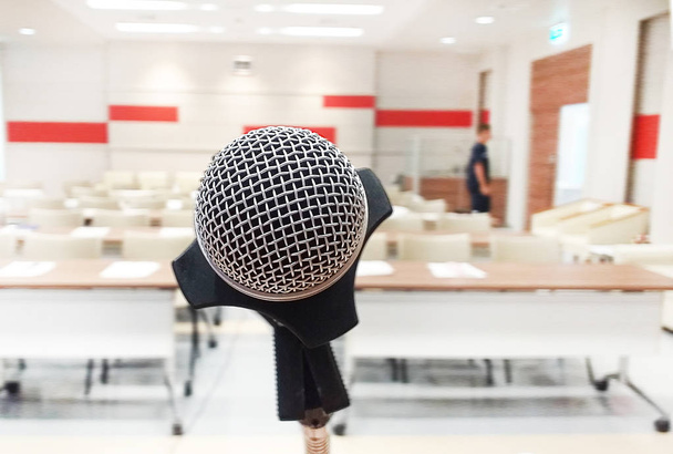 Gros plan du microphone dans la salle de concert ou de conférence - Photo, image