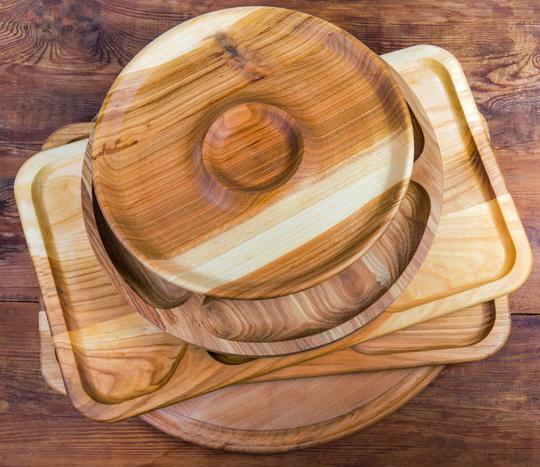 Vista superior de pratos de compartimento de madeira e tábuas de servir pilha
 - Foto, Imagem