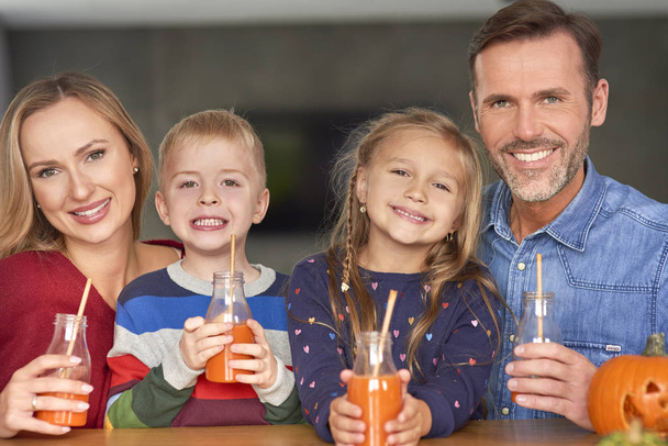 Retrato de familia sonriente bebiendo batido
   - Foto, Imagen