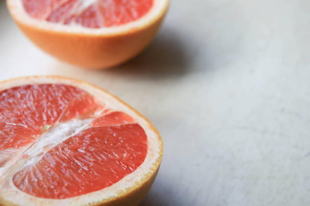Szeletelt grapefruit kő alapon - Fotó, kép