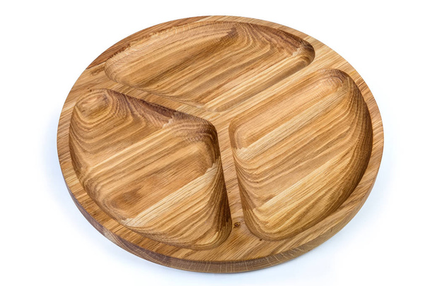 Lege houten compartimenteel gerecht met drie afdelingen op een witte achtergrond - Foto, afbeelding