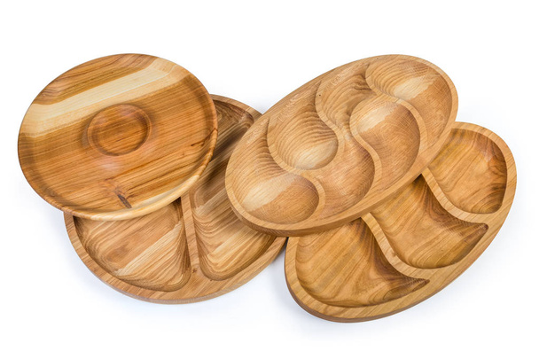 Различные деревянные отсеки посуды и доски для сервировки на белом фоне
 - Фото, изображение