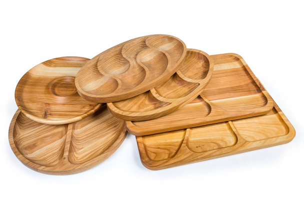 Diferentes platos compartimentos de madera y tableros de servir sobre fondo blanco
 - Foto, Imagen