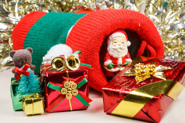 Botte de Noël avec figurine et cadeaux du Père Noël
 - Photo, image