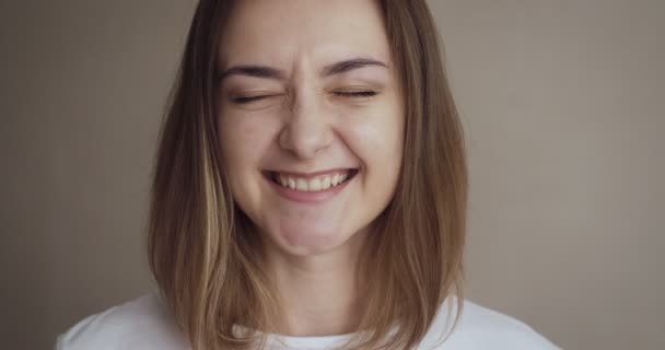 Portré fiatal nő mosolyogva és nevet a kamera. - Felvétel, videó