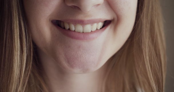 Zbliżenie kobieta usta uśmiechnięta z pięknymi miękkimi ustami. - Materiał filmowy, wideo