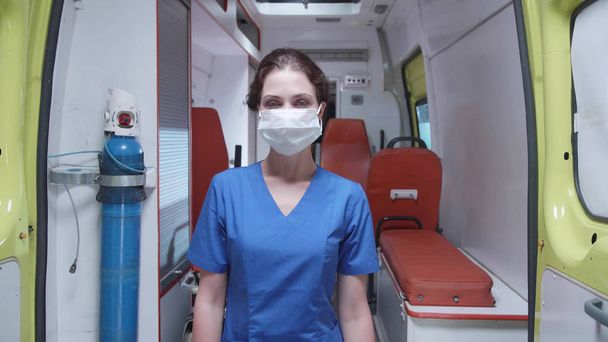Vrouw put uit respiratoire masker, look en glimlach. - Foto, afbeelding