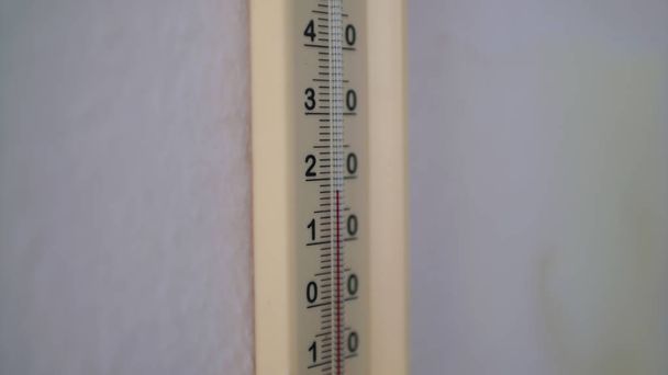 Waage auf einem Thermometer. Thermometer mit Celsiusskala an der Wand. - Foto, Bild