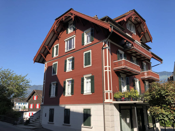 Maisons anciennes et bâtiments célèbres dans le village de Buochs situé sur la rive du lac des Quatre-Cantons ou lac Vierwaldstaetersee (Vierwaldstattersee) - Canton de Nidwalden, Suisse
 - Photo, image